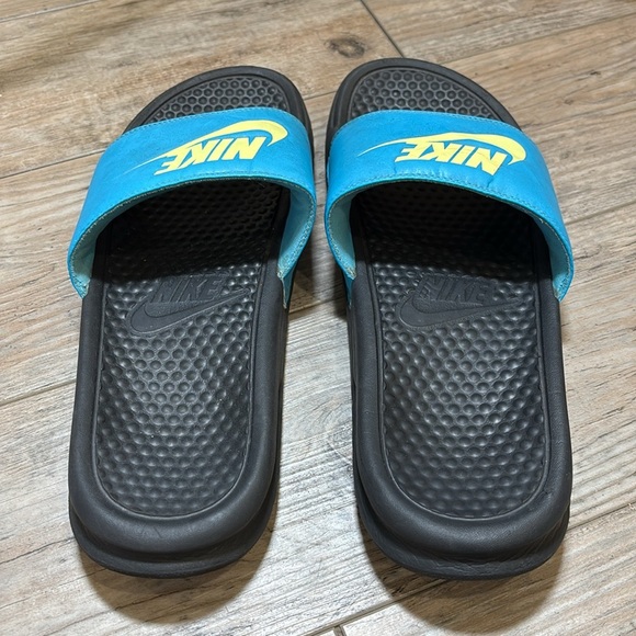 WOMAN’S NIKE BENASSI SLIDES TURQUOISE TEAL YELLOW & BLACK SIZE 11 - Picture 5 of 5